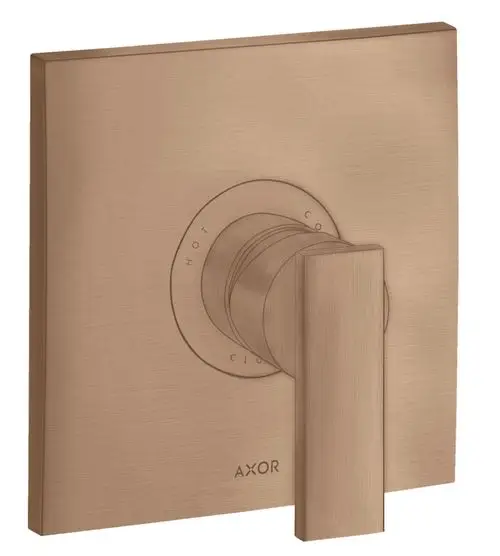 Unterputz-Brausemischer mit Hebelgriff in gebürstetem Rotgold von AXOR, mit Beschriftung für heißes und kaltes Wasser, quadratischem Design.